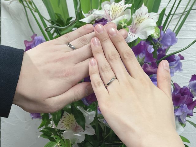 ウェーブのぴったり感とちらりと見える色が気持ちを高めます。