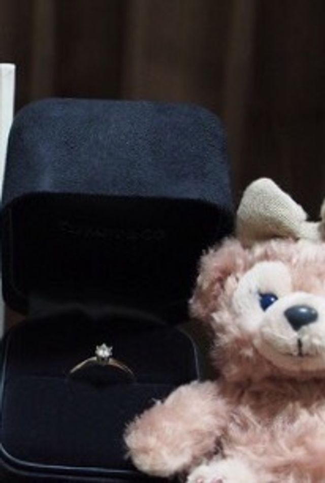 ティファニーセッティングの婚約指輪を頂きました。