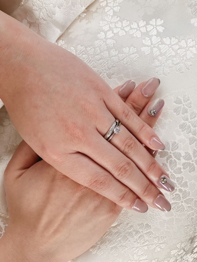 彼から貰った婚約指輪と重ね付けできる物を意識して選びました