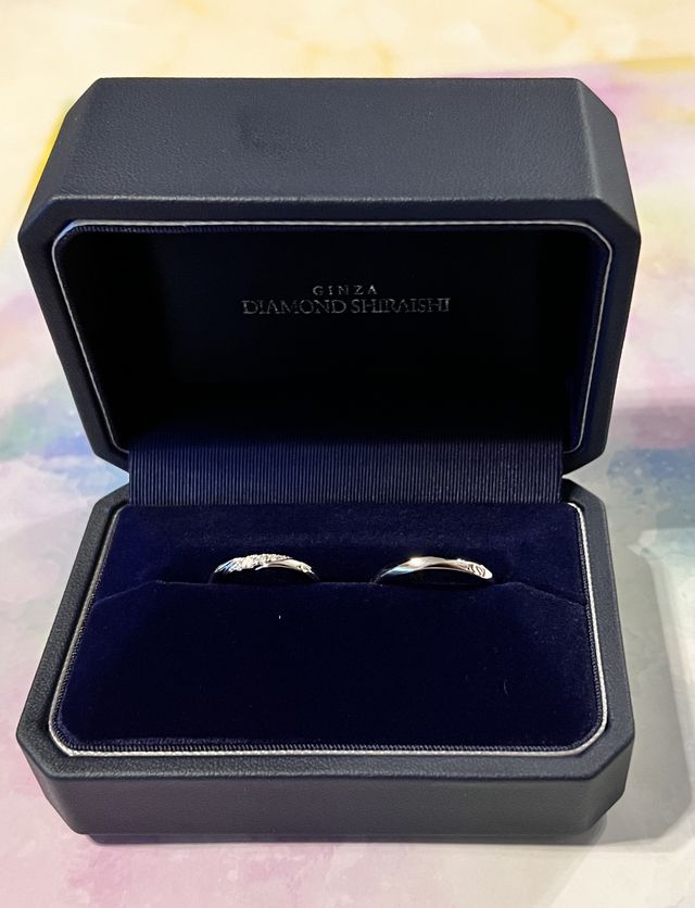 ペアで同じものを購入しました。指輪のケースも素敵です。
