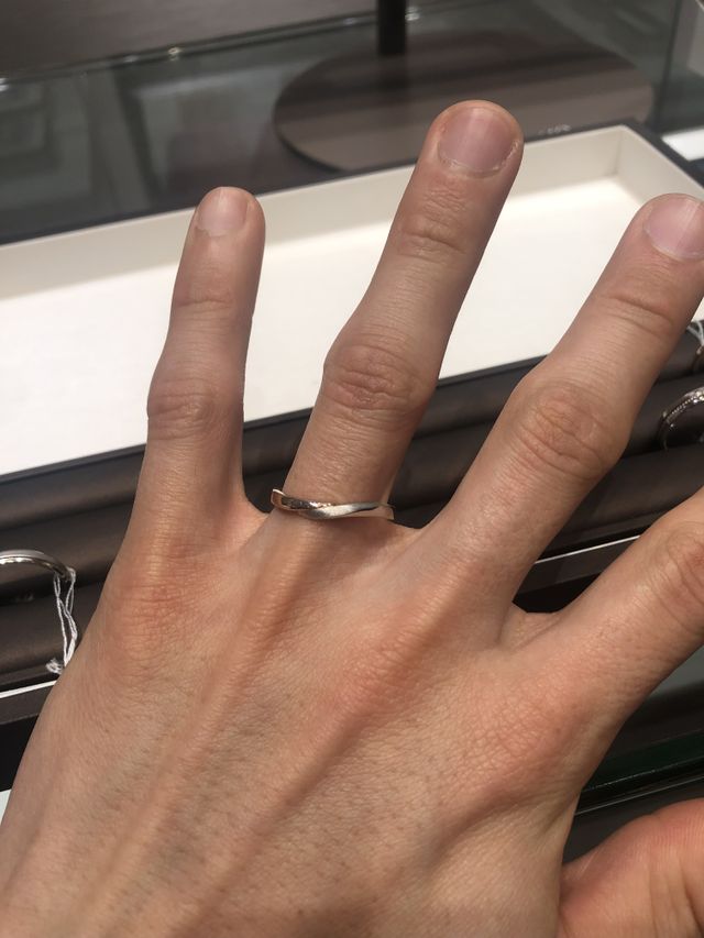 左側がピンクゴールド、右側がシルバーと切り返しのデザイン