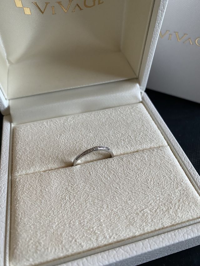 緩いウェーブでメレダイヤが7つ埋めてあるもの。