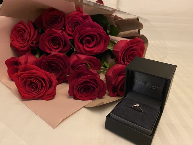 婚約指輪でいただいたカリヨンとゆうデザインの指輪です。