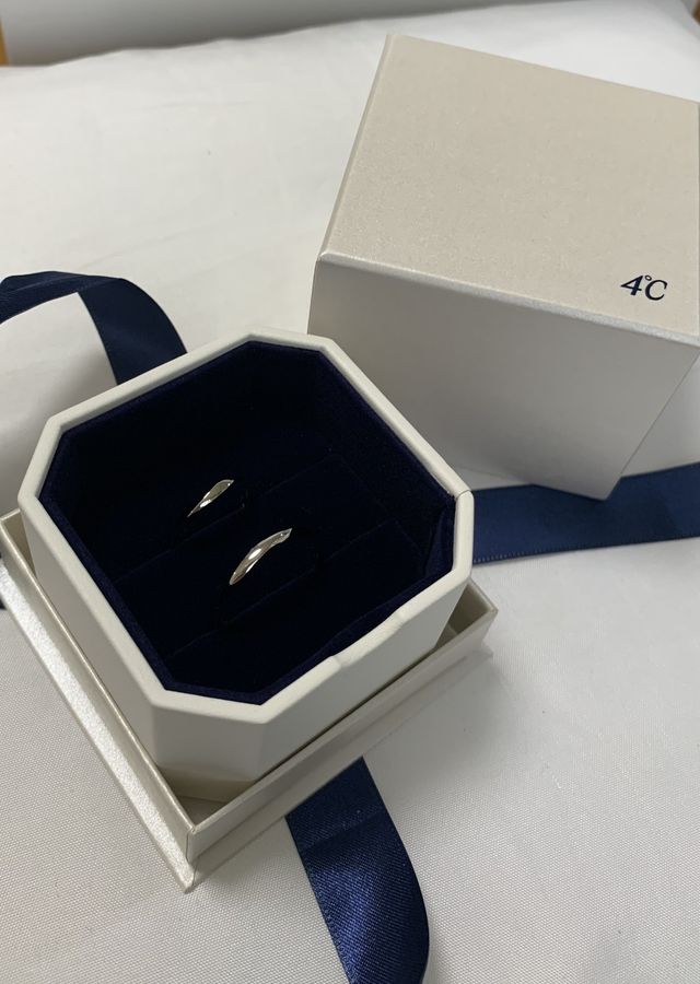 少しウェーブがかかっている。全く同じデザインのペア。