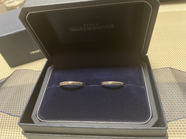 シンプルでミル打ち加工がアクセント