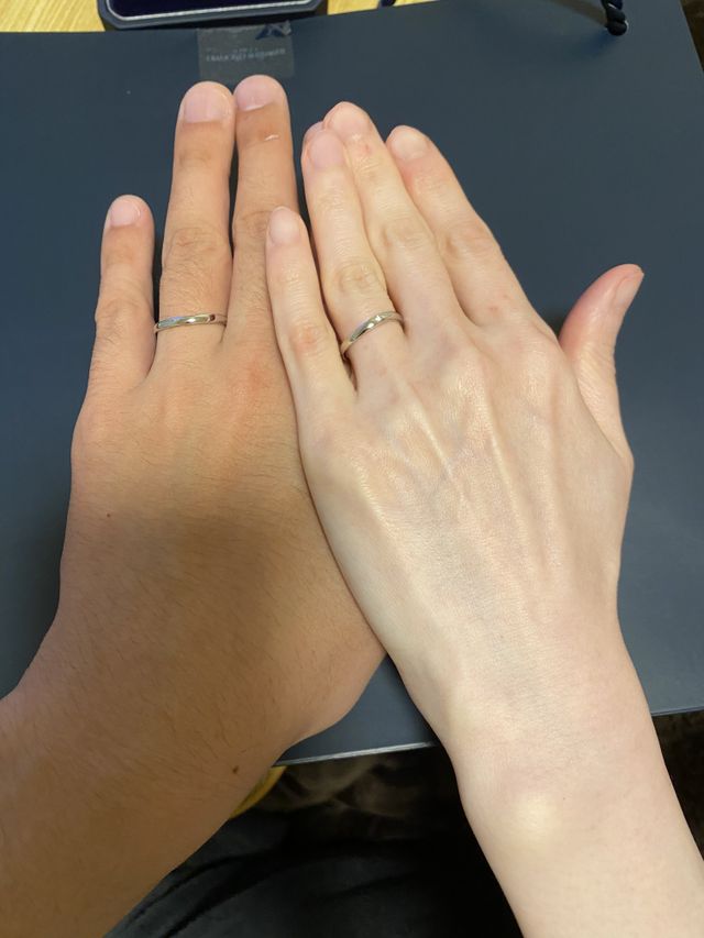 2人の手の写真です。とても付け心地が良いです。