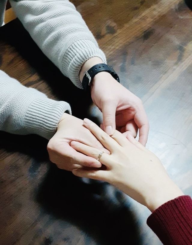 指輪はめてる場面