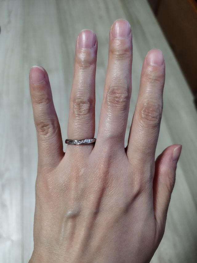 ダイヤが斜めに複数個散りばめられています。写真は7号サイズ