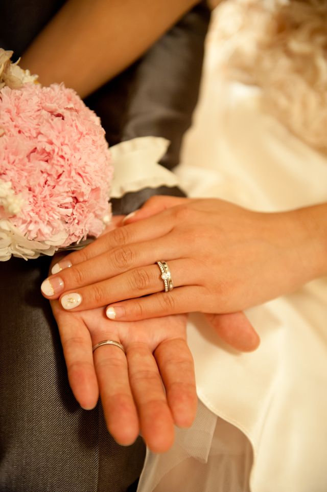 婚約指輪は他メーカーですが、どんな指輪とも合います。