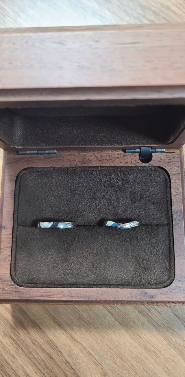 購入した指輪。角度によって赤銅の色合いが違って見えます。