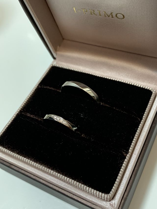 男性用は3面マット加工。女性用はダイヤ5個。