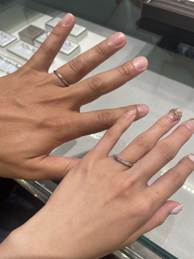 捻れてるようなウェーブデザインが好みで素敵なデザインです。