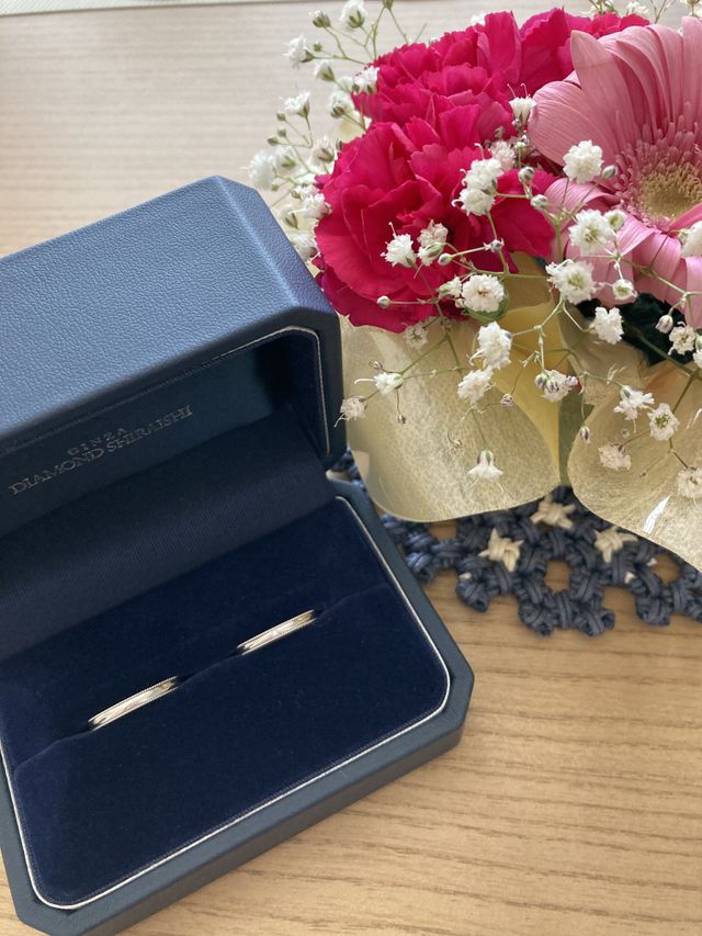 ミル打ち加工の指輪。女性用はダイヤモンドが一つ入っている。