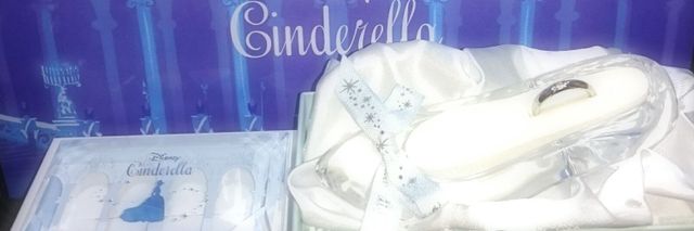 購入した指輪と付属で頂いたガラスの靴とガラスケースです