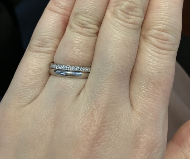 ハーフエタニティリングとストレートリングです。