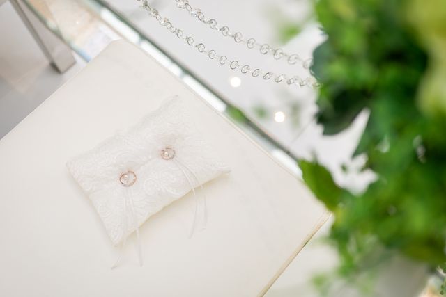 白いリングピローにピンクゴールドが映えた素敵な一枚