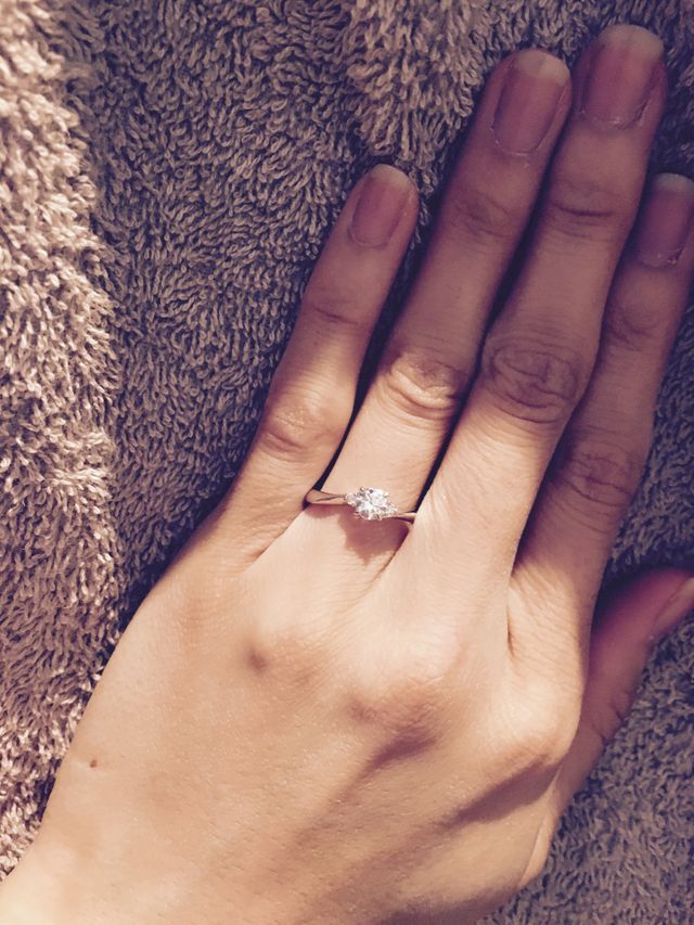 大きいダイヤの横に小さいダイヤが付いています。