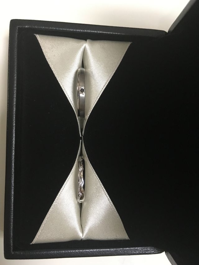 上が男性用、下が女性用の結婚指輪です。