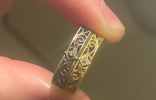 二つ合わせるとハートの模様になります。