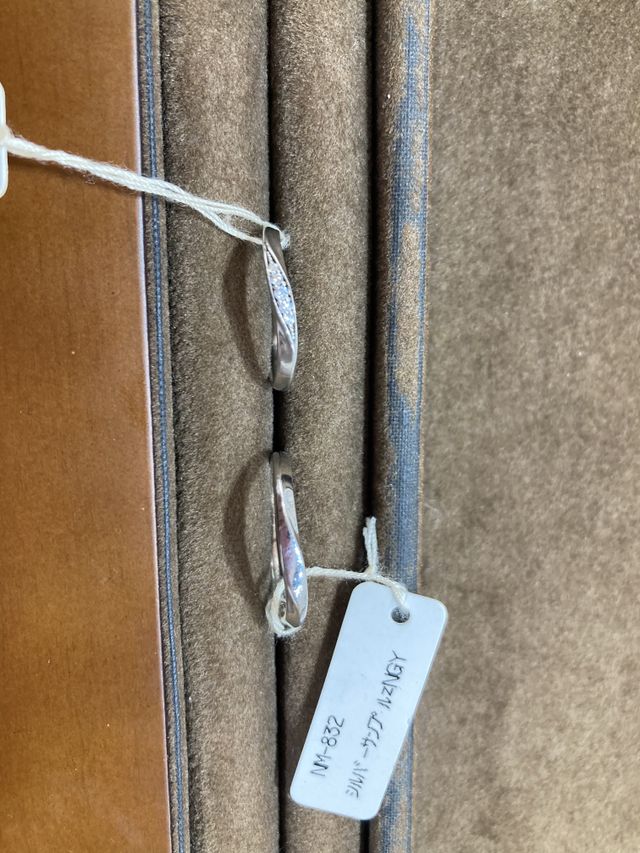 結婚指輪
ダイヤが5つ並んだものが新婦、無いものが新郎