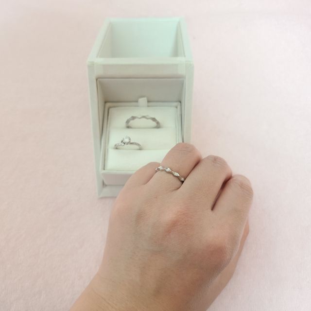 お花のような婚約指輪と重ねた感じも気に入りました。