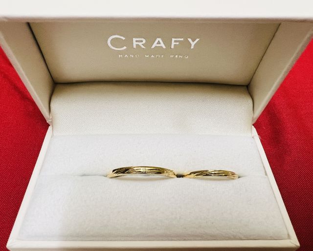 2つ重ねると、ラインが繋がるオリジナルデザイン。