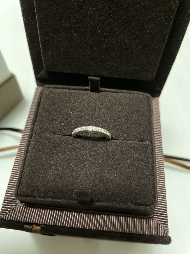 リングが太らない様に小さいダイヤを沢山並べてもらいました。