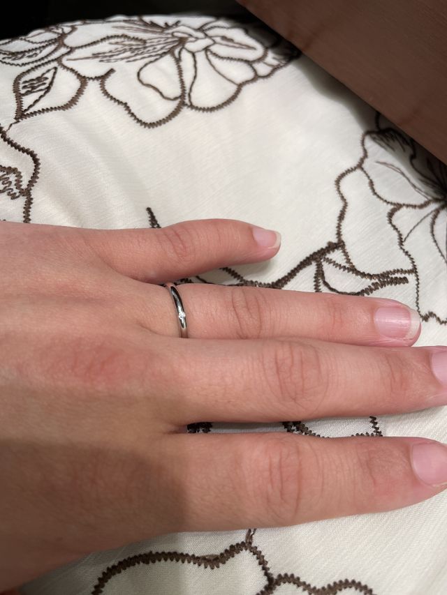 細いものです。
ダイヤが一粒入っていて、とても可愛いです！