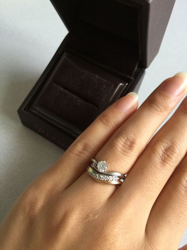 婚約指輪と合わせてはめた状態