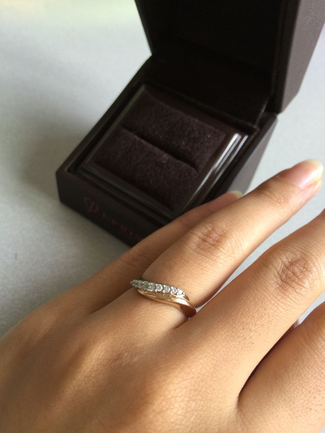 結婚指輪をはめた状態