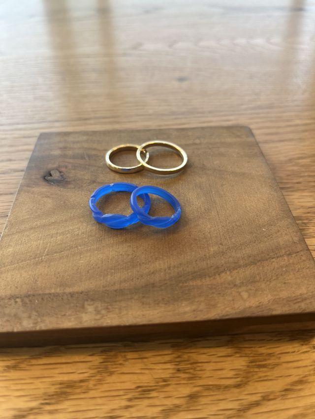 金属になる前の蝋で作った原型です。