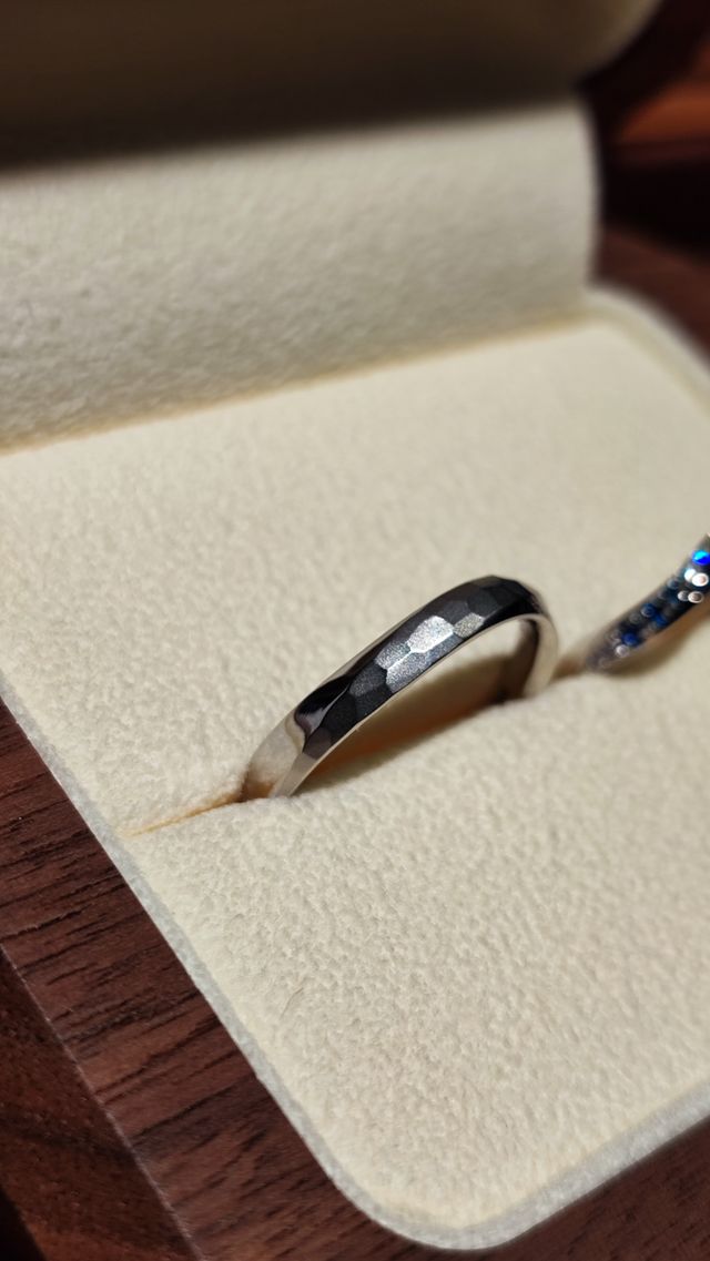 薄めにしたS字槌目加工 槌目はマット加工でデザイン