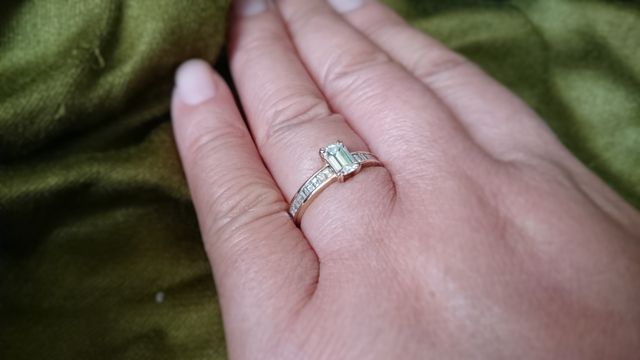 太い指にも映えるように0.5ctの大きめな石にしました
