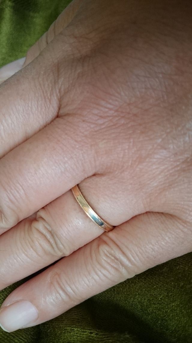 シンプルだけど縁に細かいミル打ちがされています