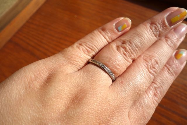 目立ちすぎず、毎日つけられるのが魅力のシンプルデザインです。