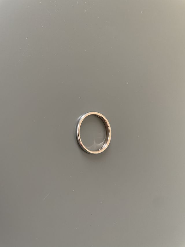 丸みを帯びたデザインで、一部がゴールドになっています。