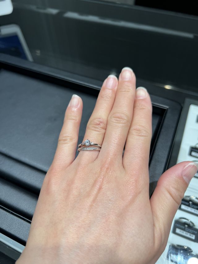 上が婚約指輪で下が結婚指輪です。小さなダイヤがついています。