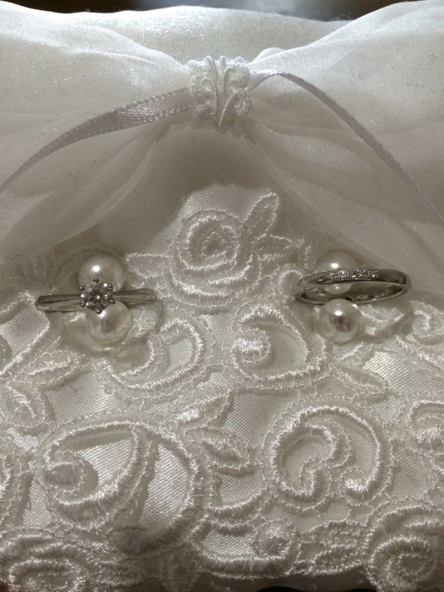左が婚約指輪、右が結婚指輪