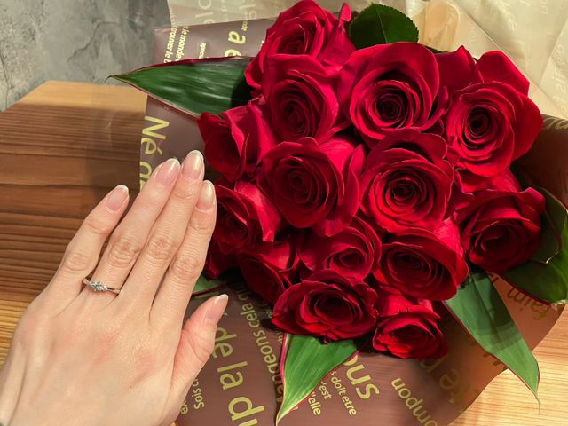 プロポーズ時の薔薇の花束と。モニッケンダムは輝きが最高です！