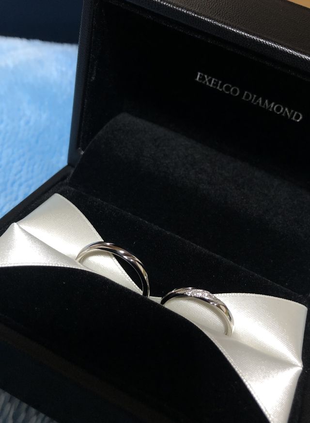 男性側はブラックダイヤなし、艶消しなしのデザイン