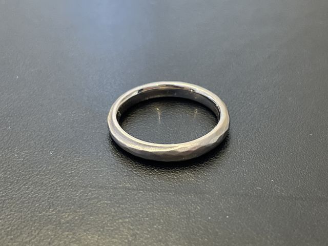 槌目の模様に三日月の切れ込みを入れています