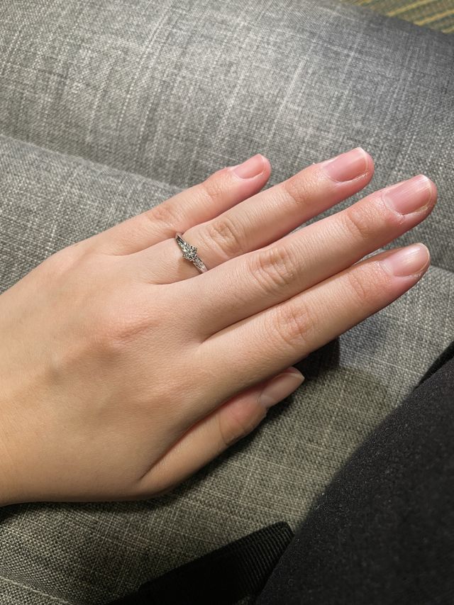 指が細く見える指輪のデザインが気に入りました。