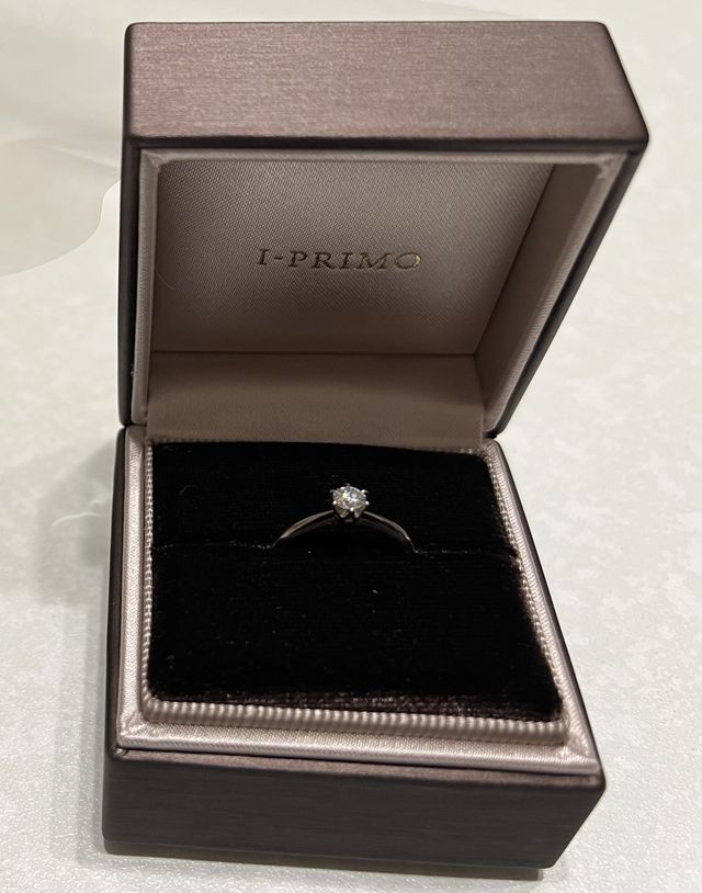 シンプルですがダイヤモンドの光が際立つデザインです。