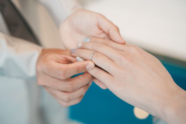 結婚式の指輪交換です