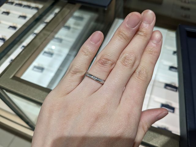 リングが太めのストレートでメレダイヤモンドが斜めに入ってる