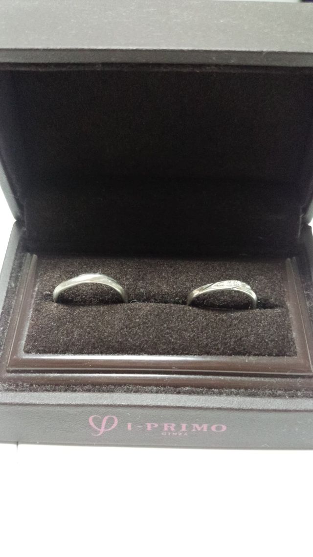 ペアでの写真。リングケース付き
