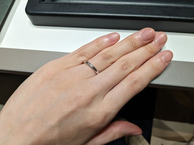 小さなダイヤモンドがあしらわたリングでも輝きは抜群です