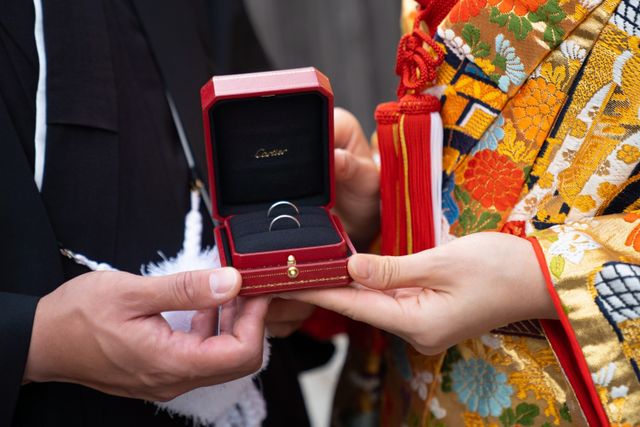 ボックスはこのように二つの指輪が入るタイプです。