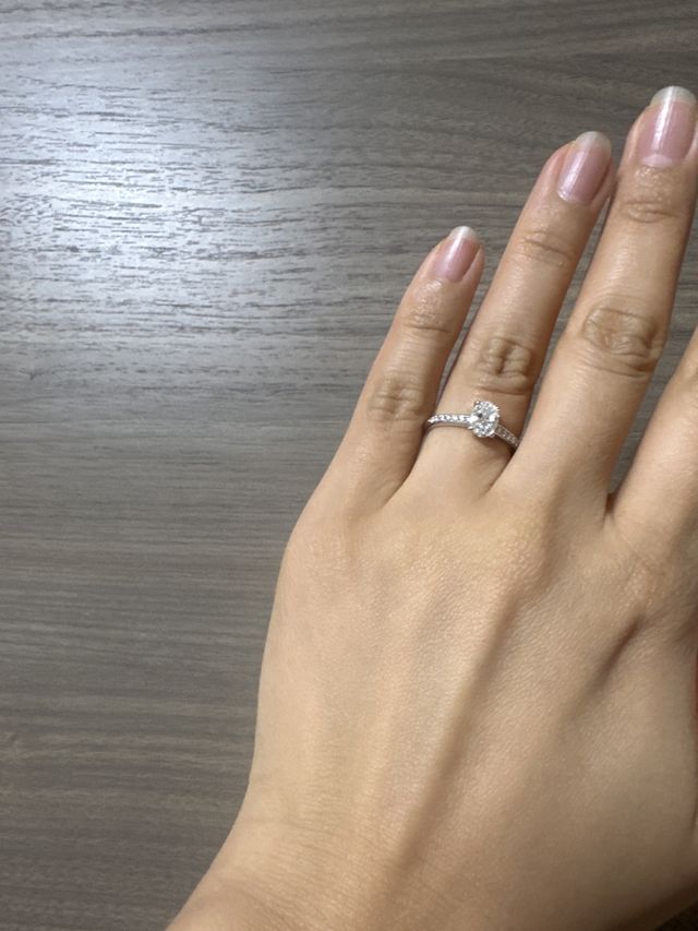 オーバル型のダイヤが真ん中にあり、サイドに小粒のダイヤ