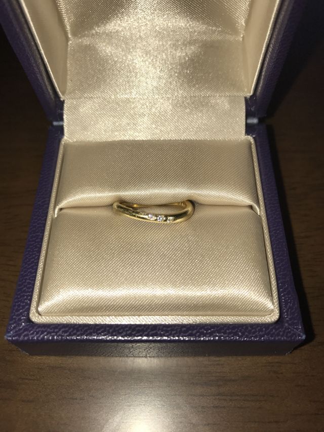 ゴールドのリングに、ダイアモンドが数個埋め込まれています。